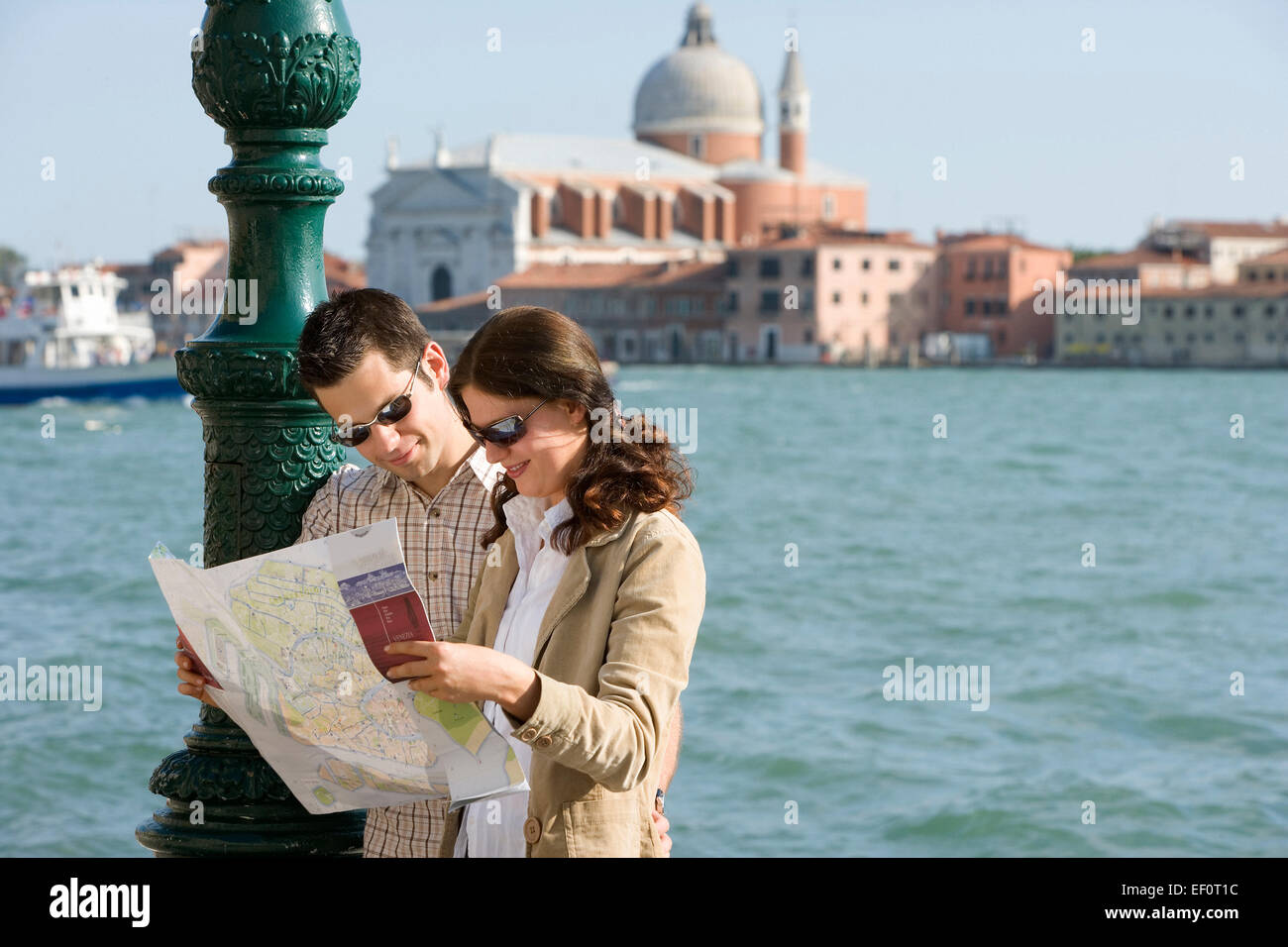 Giovane guardando una mappa a Venezia Italia Foto Stock