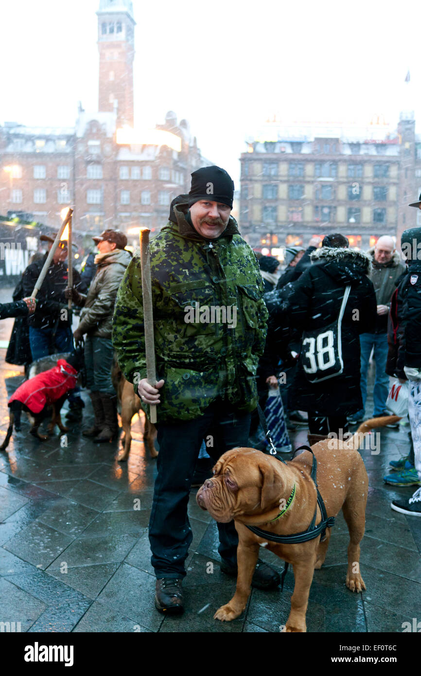 Copenhagen, Danimarca. Il 24 gennaio, 2015. Per Buddolph, Naestved, partecipa insieme con il suo grande Dogue de Bordeaux - denominato Ludvig - per i proprietari di cani manifestazione contro ciò che dice è ingiusto cane leggi in Danimarca. Lui stesso ha sperimentato le conseguenze della legge: "aprile dello scorso anno il mio Rottweiler è stato messo le seguenti richieste da parte della polizia. Un piccolo cane morde il mio cane, che morde indietro, che io vedo come una reazione naturale. Ma la colpa era sul mio cane in base alla legge e che doveva essere ucciso. Questo è stato molto triste. Credito: OJPHOTOS/Alamy Live News Foto Stock