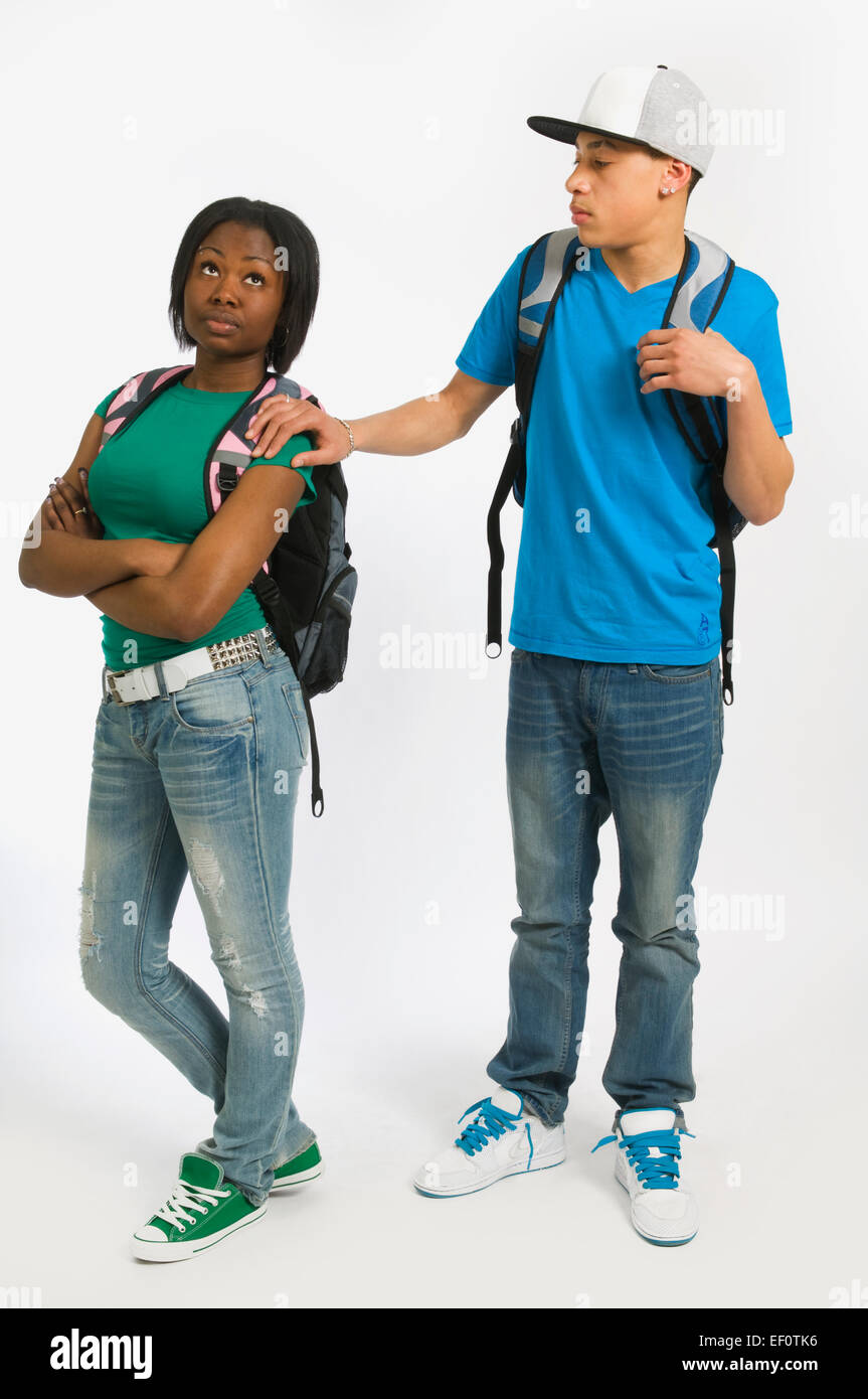 Ragazzo adolescente con la sua mano sulla ragazza in spalla Foto Stock