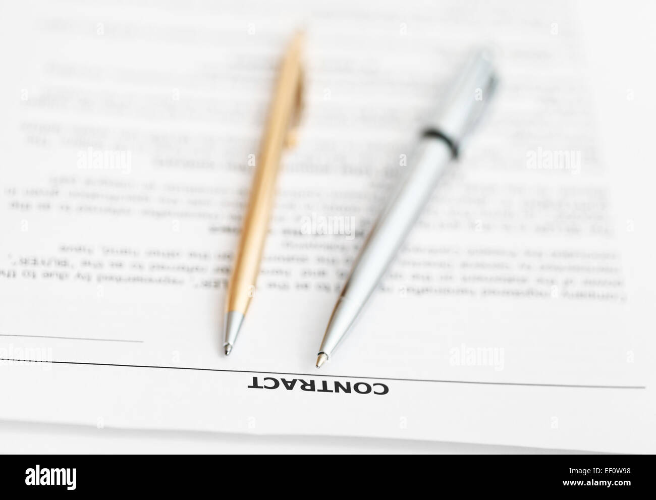 Le pagine del contratto di vendita e di due penne vicino fino Foto Stock