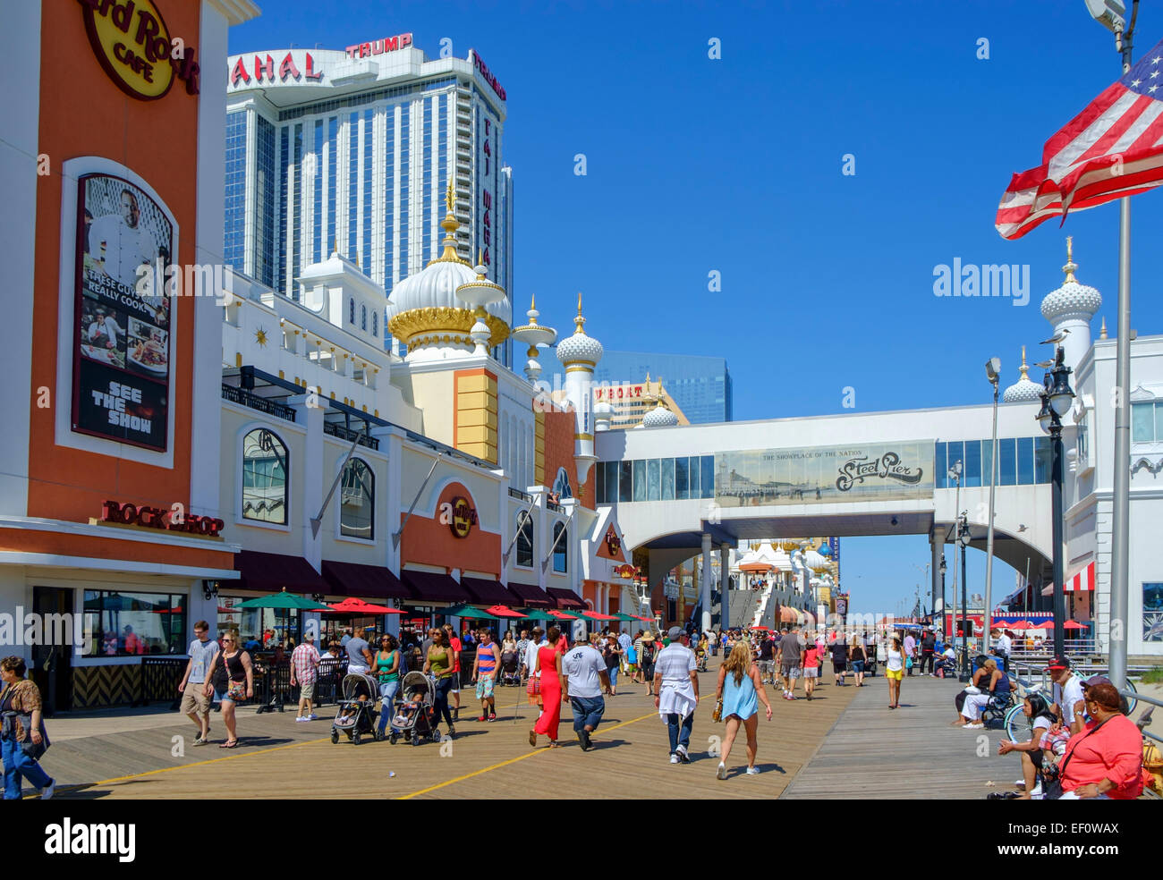 Il boardwalk dal Taj Mahal Casino e il molo di acciaio, Atlantic City, New Jersey, STATI UNITI D'AMERICA Foto Stock