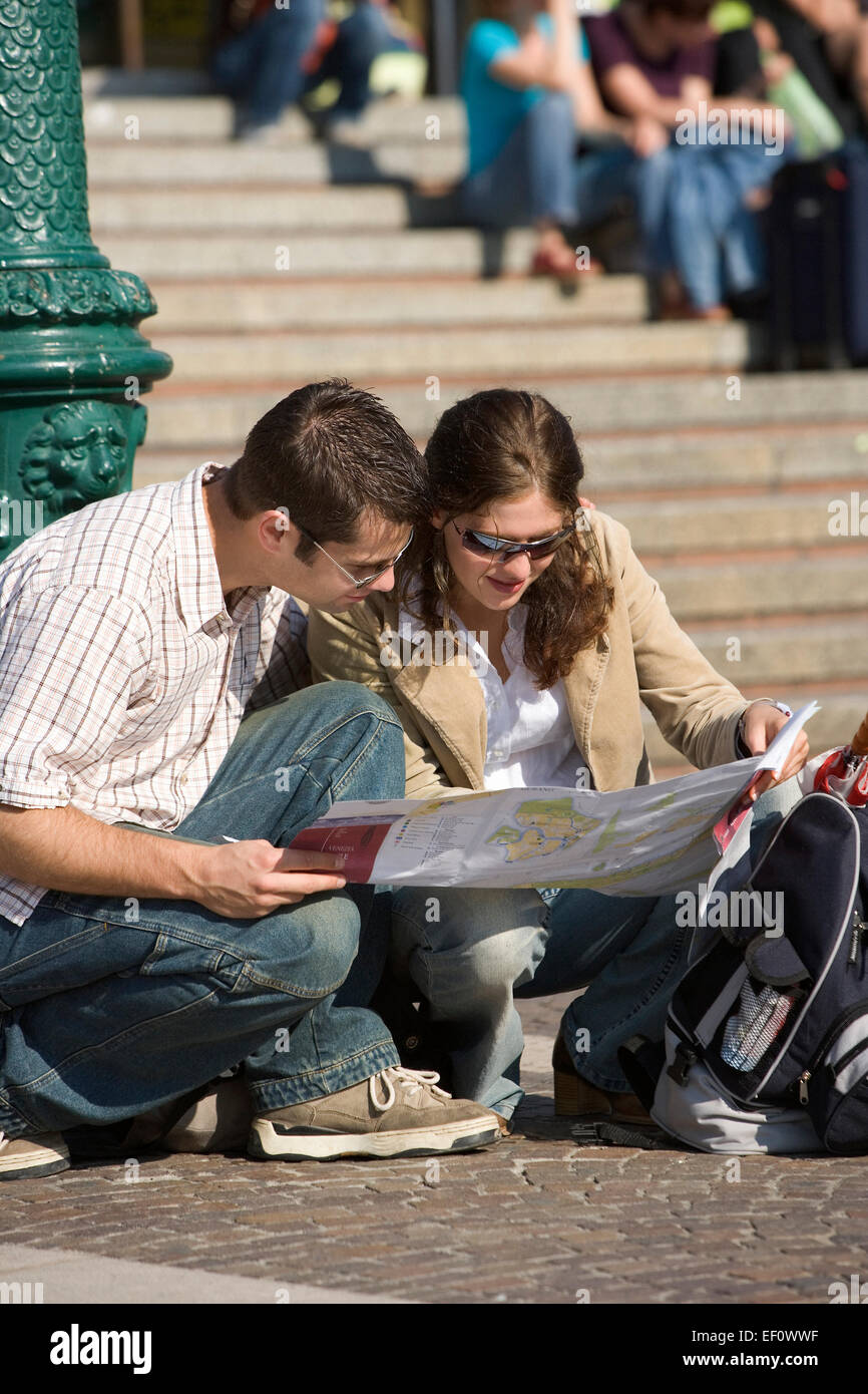 Giovane guardando una mappa a Venezia Italia Foto Stock