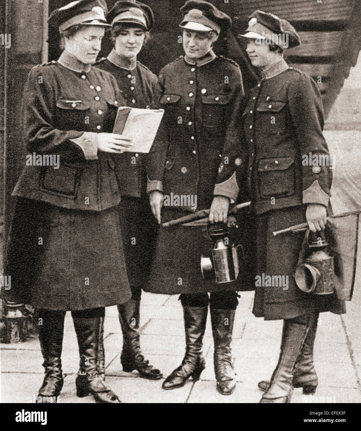 Le donne che lavorano come facchini, le protezioni e gli ispettori in Londra in metropolitana durante la Prima Guerra Mondiale, lasciando così gli uomini liberi di lotta. Foto Stock