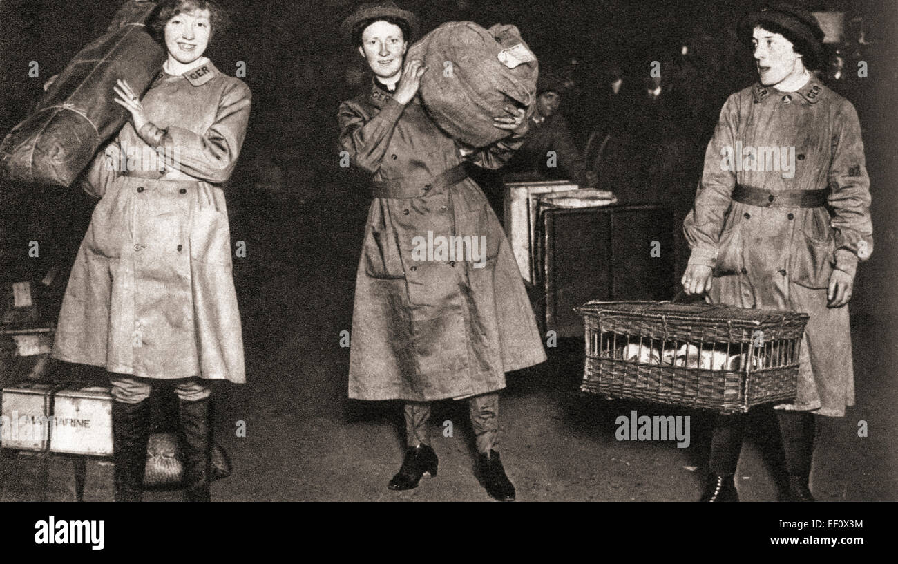 Una scena a Liverpool Street Station durante la Prima Guerra Mondiale. Le donne hanno preso nel corso di lavoro di uomini e caricato su treni, Spedite pacchi, spinto carretti carichi di bagagli e generalmente ha assunto la carica di stazioni, lasciando così gli uomini liberi di lotta. Foto Stock