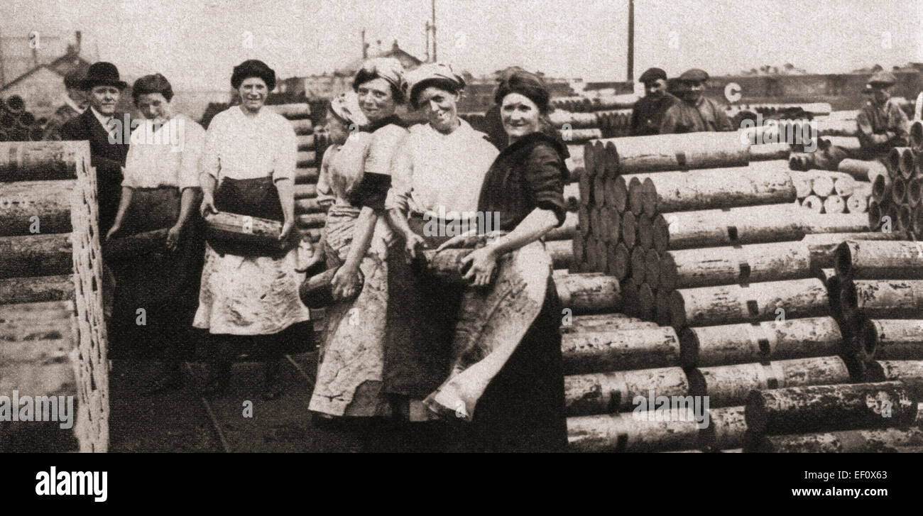 Le donne hanno preso nel corso di molti uomini di posti di lavoro durante la Prima Guerra Mondiale, lasciando così gli uomini liberi di lotta. Visto qui le donne sono le operazioni di imballaggio e di carico di getti di shell. Foto Stock