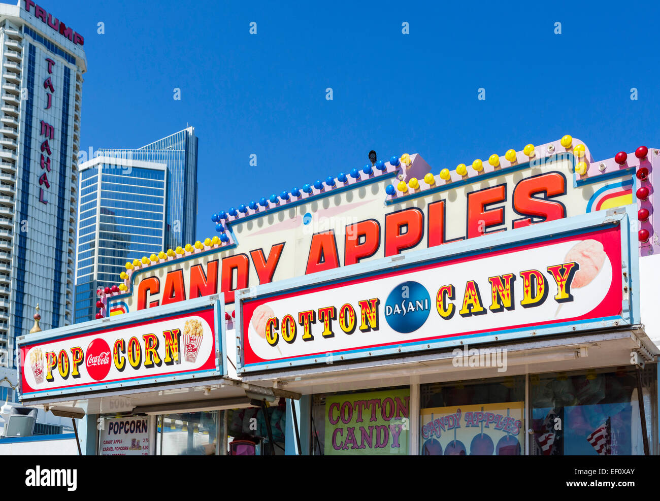 Popcorn, candy apple e cotone di stallo della caramella sul molo di acciaio, Atlantic City, New Jersey, STATI UNITI D'AMERICA Foto Stock