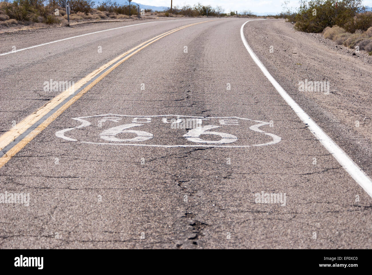 Route 66 dipinta su strada. Foto Stock