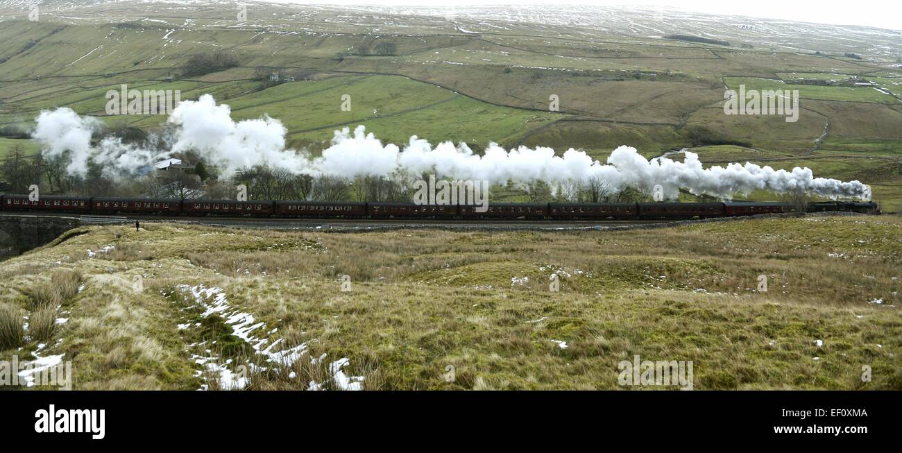 Pennines, Cumbria, Regno Unito. Il 24 gennaio, 2015. Regno Unito più blande condizioni atmosferiche. La Cumbria montagna invernale Express vapori attraverso la neve di fusione dei Pennines della Cumbria come ottenere temperature più miti. La prima speciale di vapore treno di bolina del 2015 sulla storica Carlisle per estinguere la linea ferroviaria. Locomotiva n. 45407 "Lancashire Fusilier' si arrampica su Ais Gill viadotto facendo una buona testa di vapore sulla lunga salita al vertice di Ais Gill che a 847 metri è il più alto vertice ferroviaria in Inghilterra. Credito: STUART WALKER/Alamy Live News Foto Stock