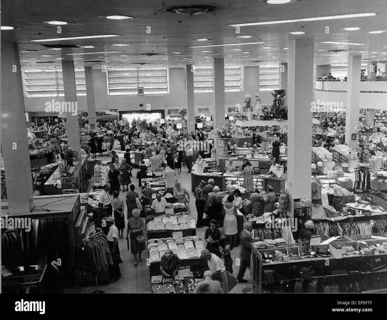 Questa fotografia mostra gli acquirenti al grande magazzino Maas Brothers di Saint Petersburg, Florida. Maas Brothers era una delle principali catene di grandi magazzini della Florida, popolare a metà del XX secolo. Foto Stock