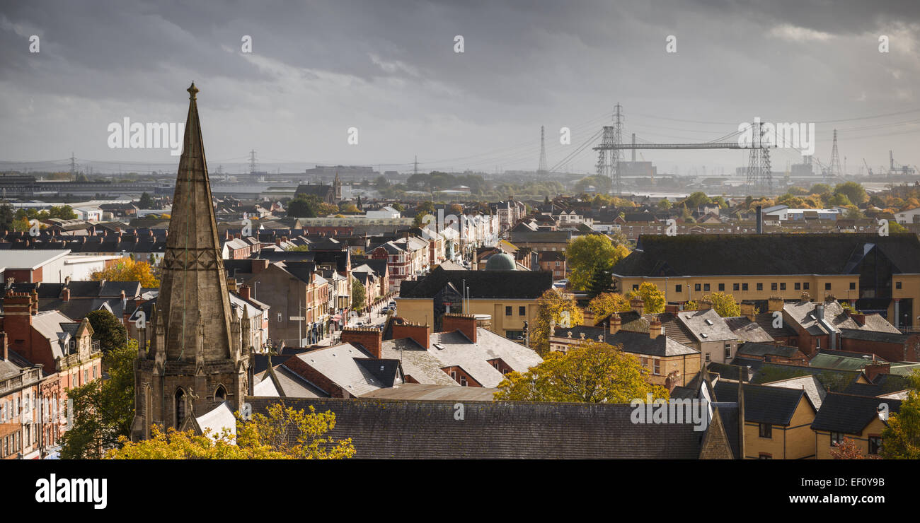 La luce illumina il case lungo strada commerciale che conduce fino a Newports transporter ponte che attraversa il fiume Usk. Foto Stock