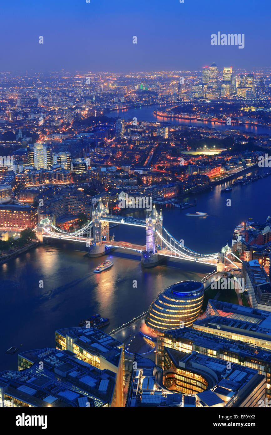Londra vista aerea panorama di notte con le architetture urbane e il Tower Bridge. Foto Stock