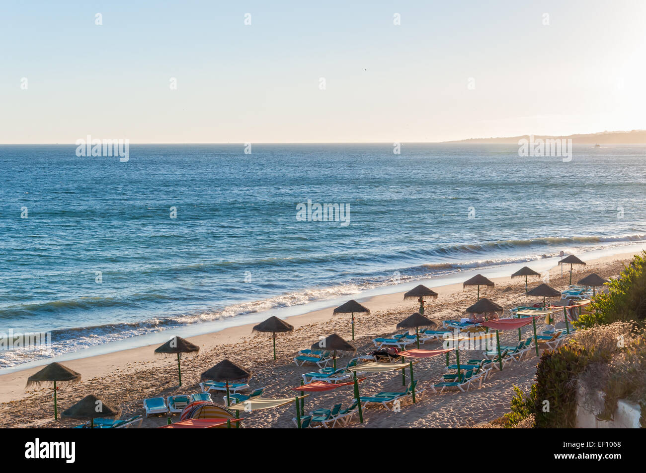 Bellissima spiaggia di Falesia nella regione dell'Algarve del Portogallo al tramonto Foto Stock