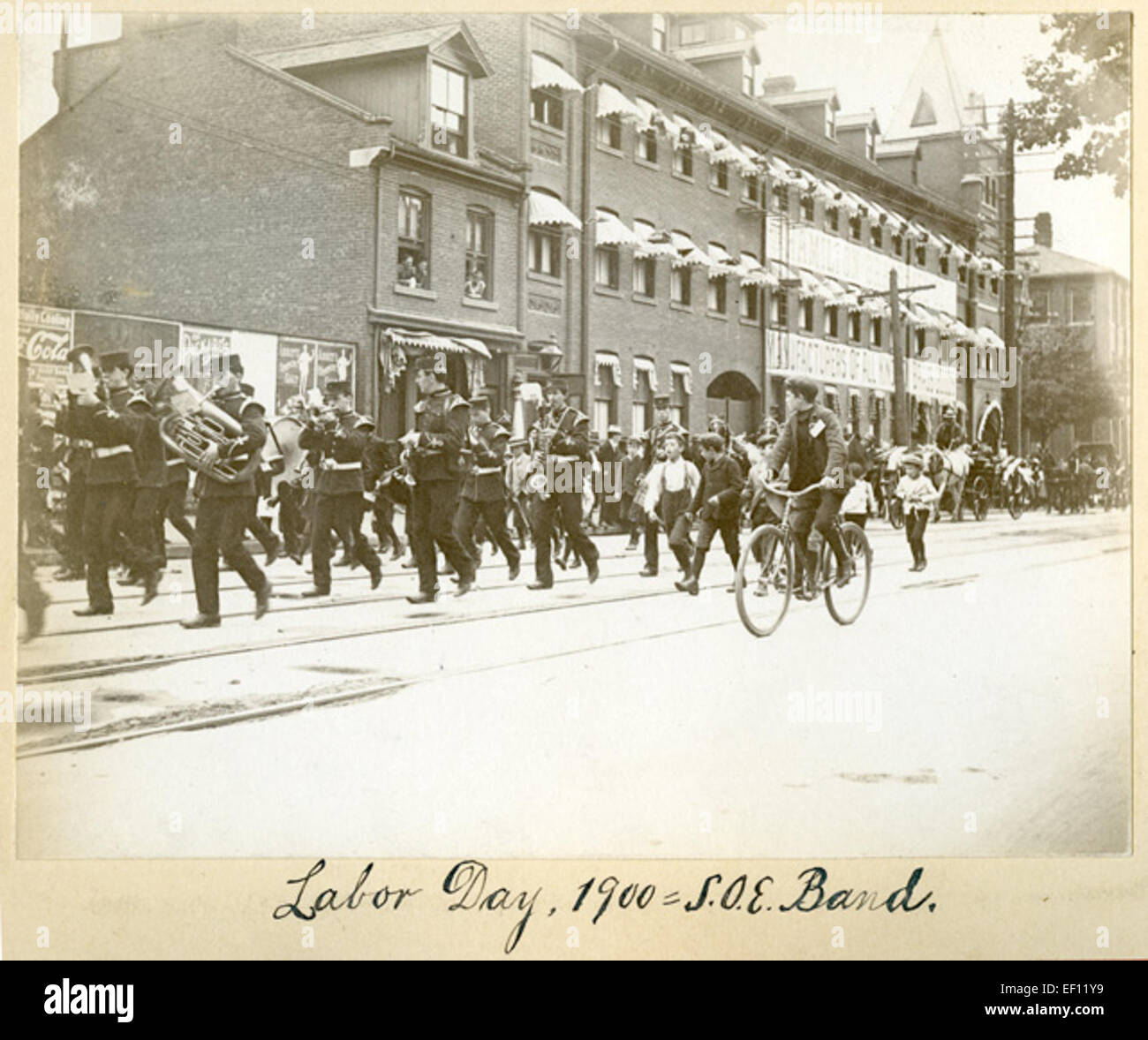 Questa fotografia cattura la celebrazione del Labor Day nel 1900, con la banda S.O.E. che si esibisce per l'evento. Riflette il significato sociale e culturale della vacanza durante la fine del XX secolo. Foto Stock