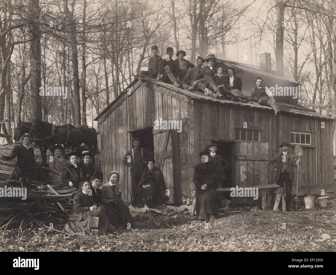 Ritratto di gruppo nella parte anteriore del zuccheraggio shack, 1910 Foto Stock