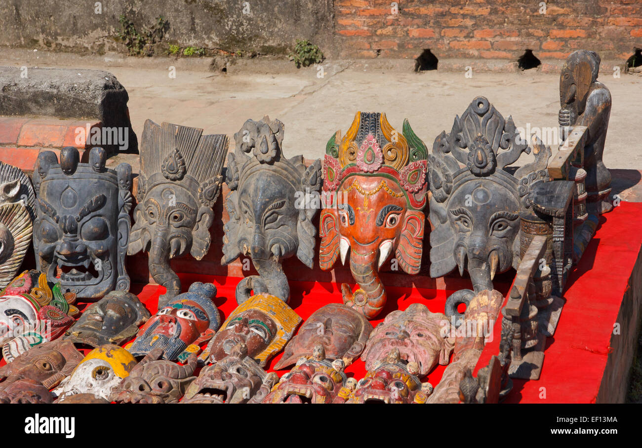 Intagliato a mano le maschere in legno di dio indù Ganesh al mercato di Patan Nepal Foto Stock