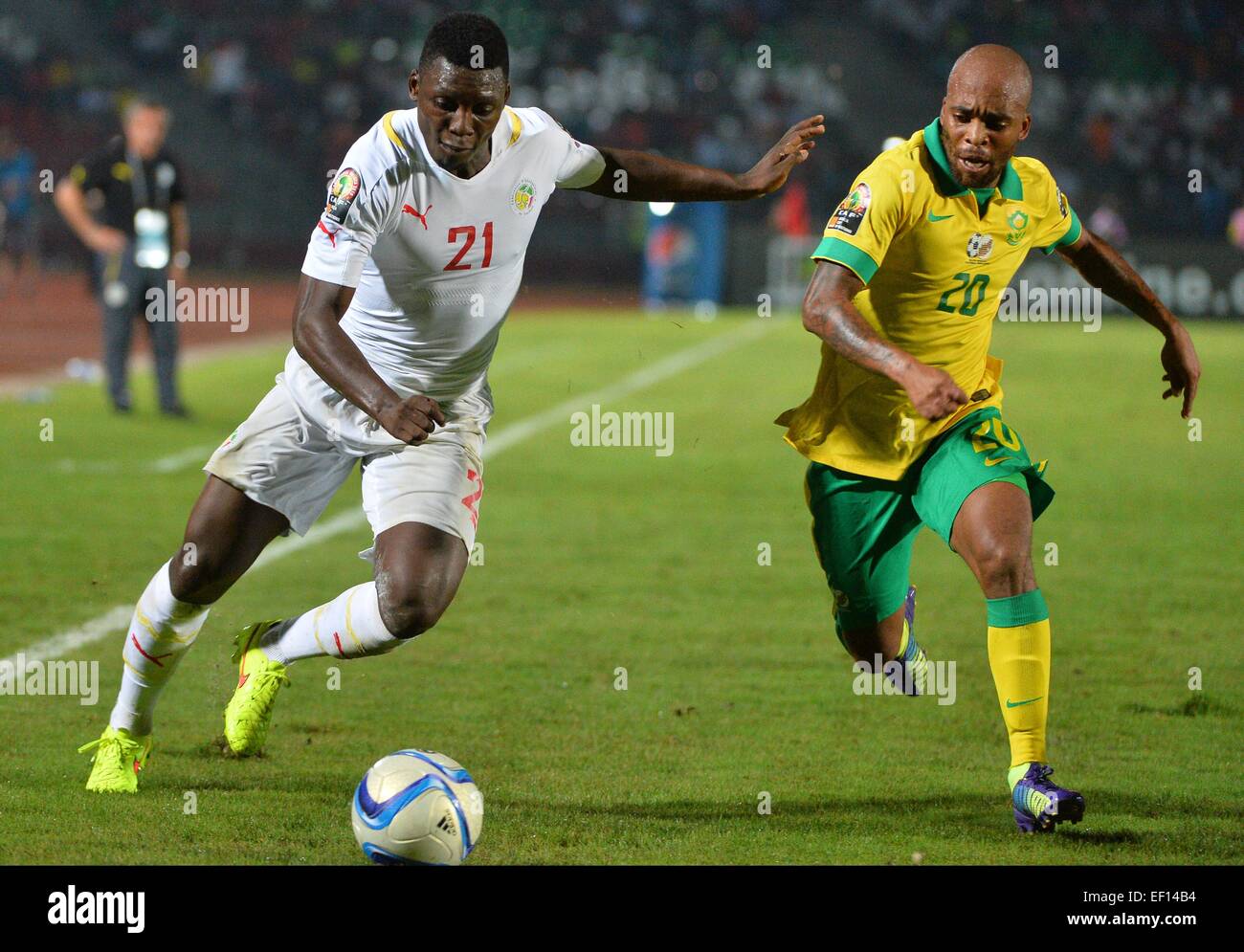 Equitorial Guinea. 23 gen 2015. Coppa d'Africa delle nazioni di calcio. Sud Africa contro il Senegal. Lamine Gassama (SEN) contestata da Oupa Mathews Manyisa (AFS) © Azione Sport Plus/Alamy Live News Foto Stock