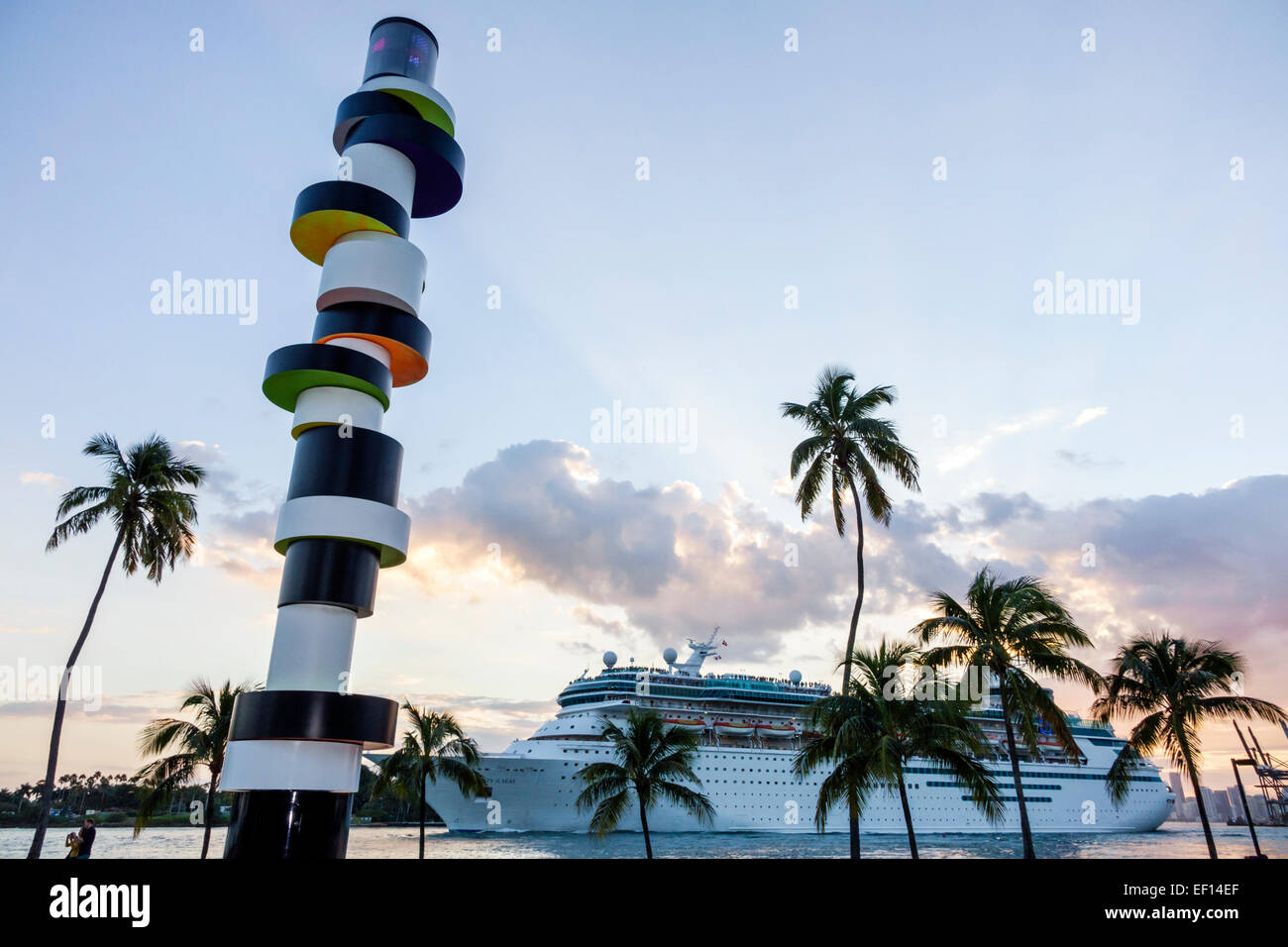 Miami Beach Florida, South Pointe Park, Point, faro di Tobias Rehberger Ostinate, nave da crociera Majesty of the Seas Royal Caribbean, partenza dal porto di mi Foto Stock