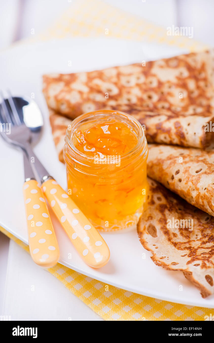 Inceppamento arancione con crepes, vicino il fuoco selettivo Foto Stock