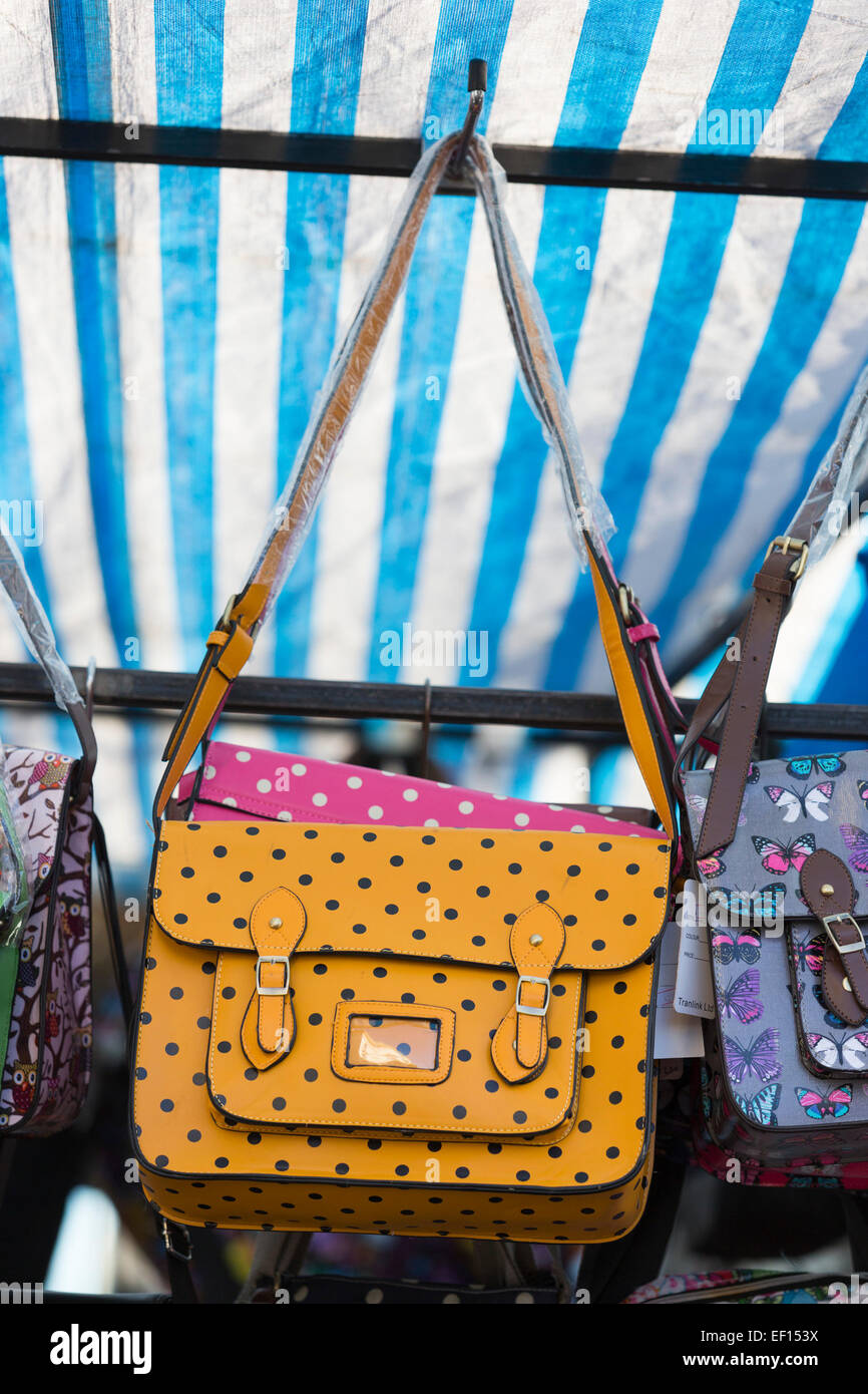 Busta gialla con punti neri in vendita su un mercato in stallo, il Mercato di Portobello, London, Regno Unito Foto Stock
