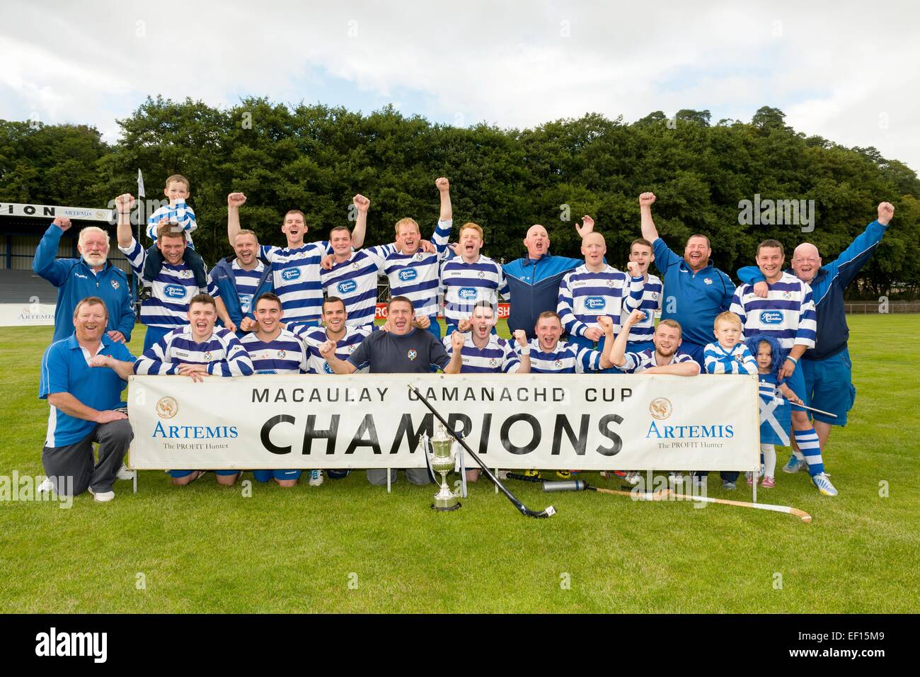 Il team di Newtonmore celebrare battendo Kyles Athletic in MacAulay Cup Final 2014 ha suonato in occasione di Mossfield, Oban. Foto Stock