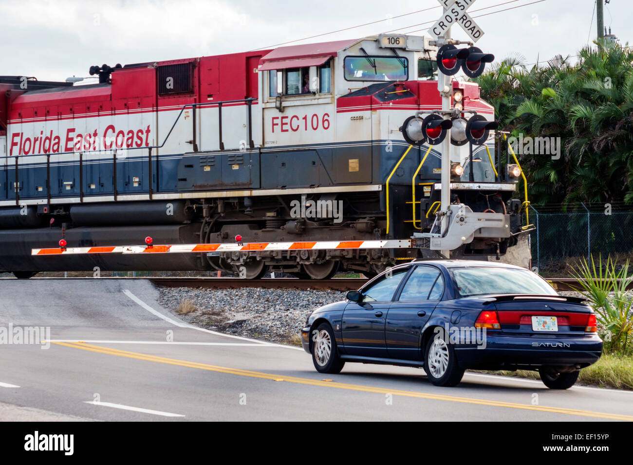 Stuart Florida,US Highway Route 1,strada,autostrada,attraversamento ferroviario,treno,locomotiva,Florida East Coast,FL141120097 Foto Stock
