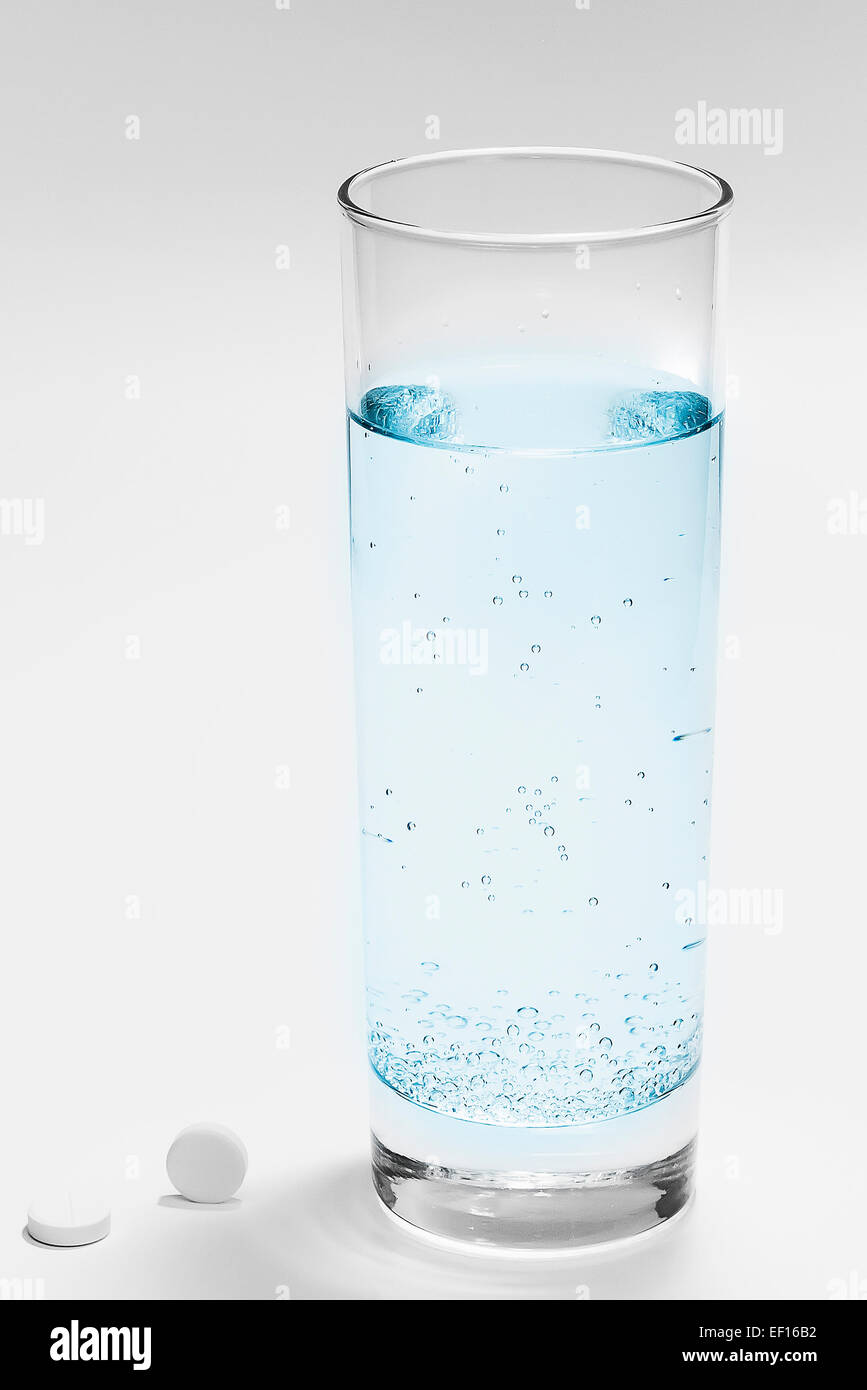 Bicchiere di acqua di soda e pillole Foto Stock