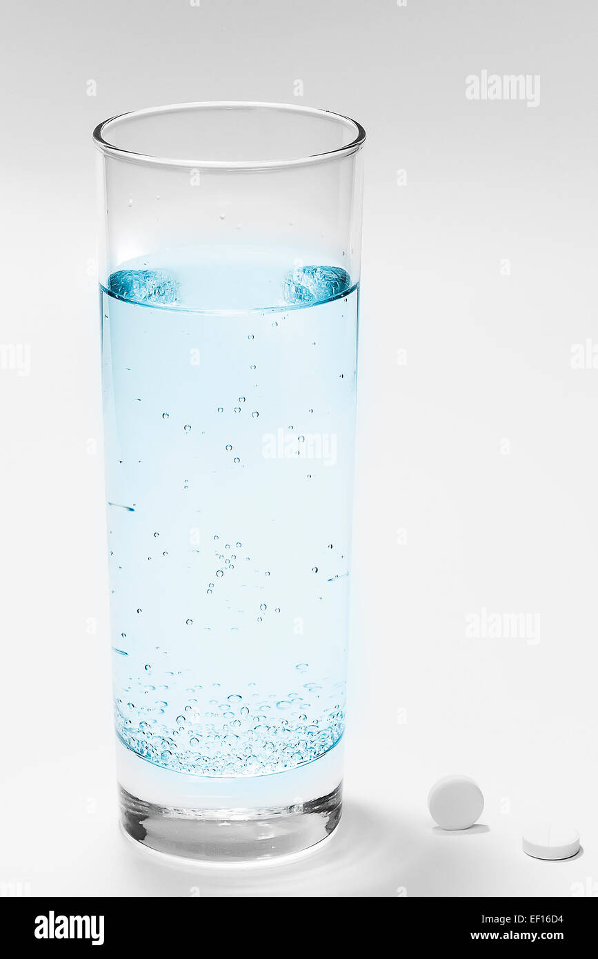 Bicchiere di acqua di soda e pillole Foto Stock