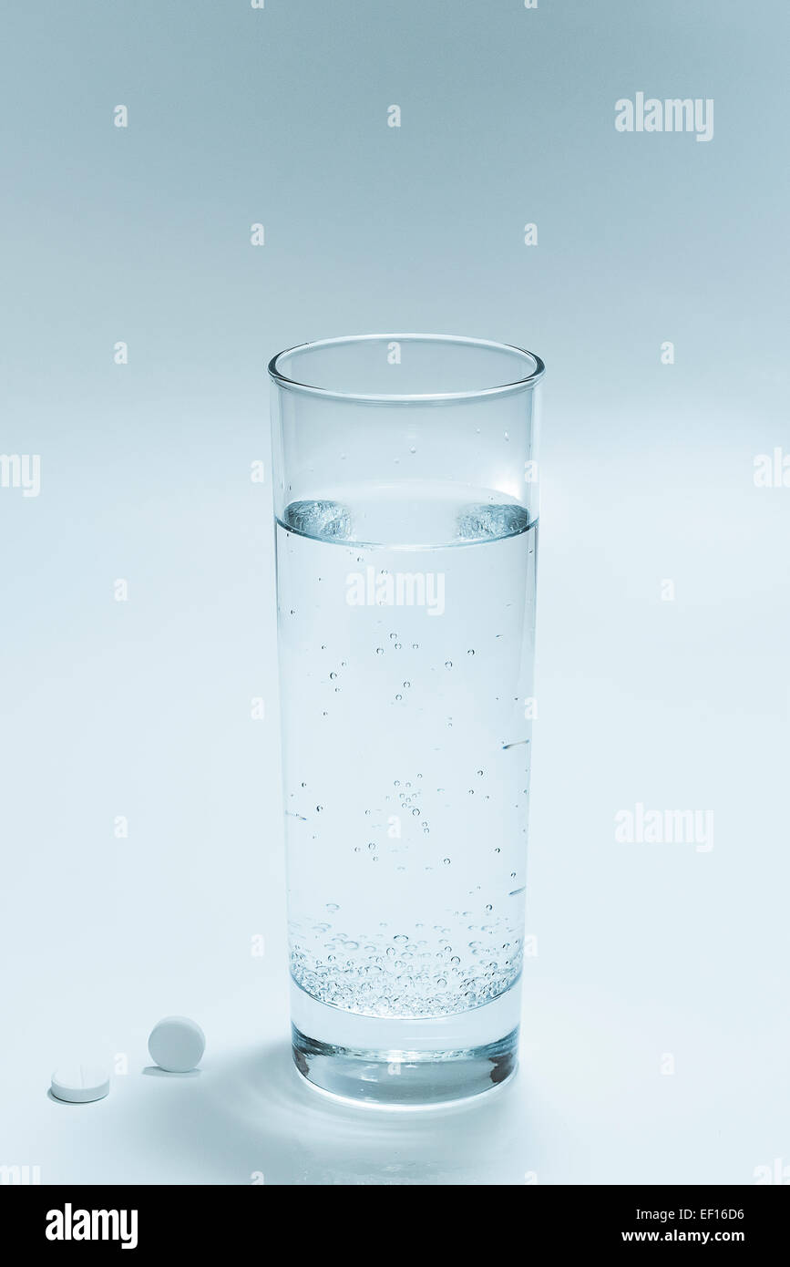Bicchiere di acqua di soda e pillole Foto Stock