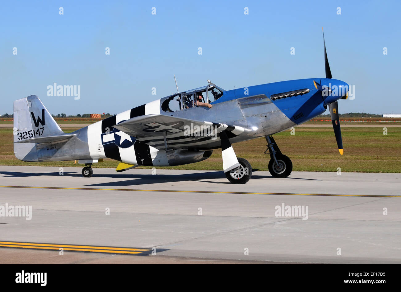 Houston, Stati Uniti d'America - 1 Novembre 2009: WW II era ripristinato P Mustang fighter arriva a Houston per l annuale Wings Over Houston Foto Stock