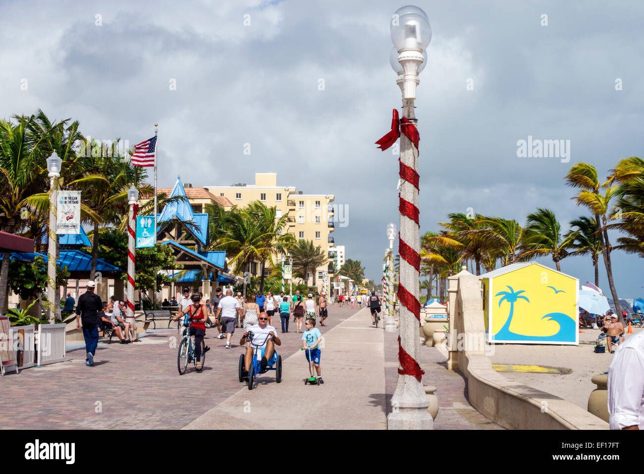 Hollywood Florida, North Broadwalk, passeggiata sul lungomare, strada pedonale, passeggiate, spiaggia dell'Oceano Atlantico, aziende, ciclisti, bicicletta, FL141123005 Foto Stock