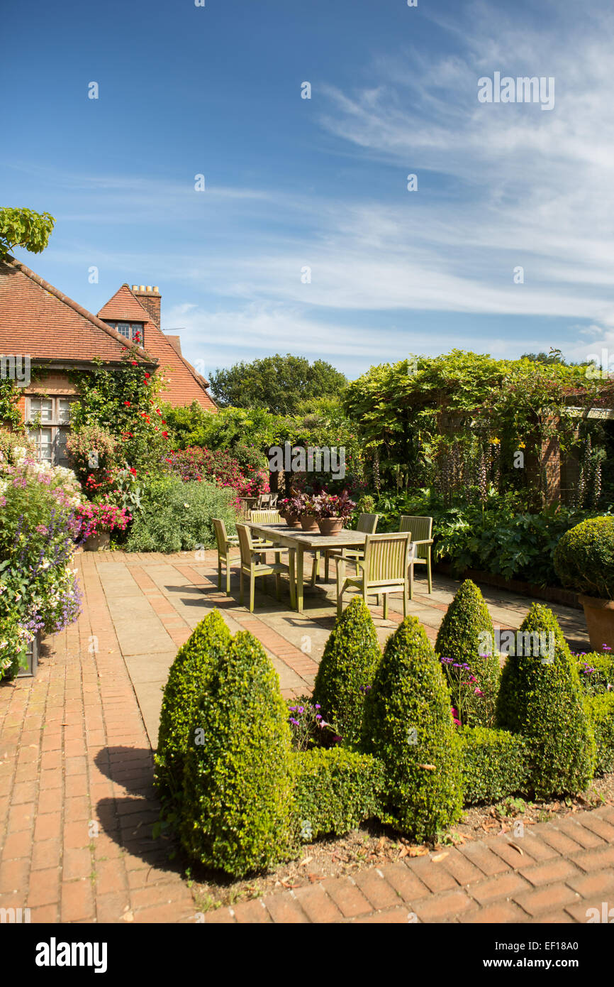 Terrazza con cortile giardino a East Ruston Old Vicarage Gardens, Norfolk Foto Stock