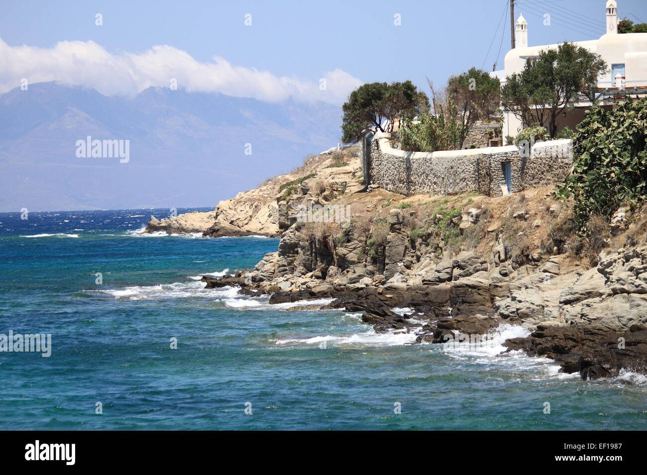 Paesaggio marino della Grecia con onde battendo contro una roccia Foto Stock