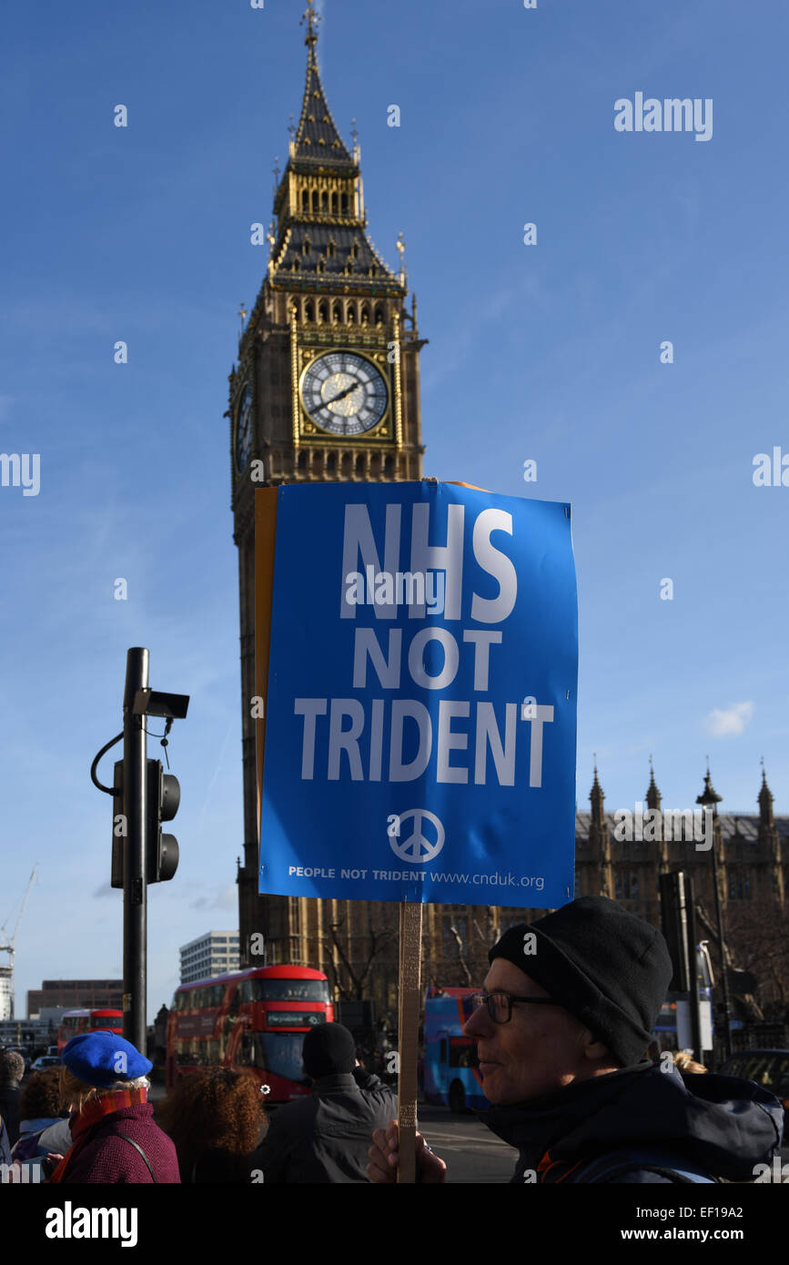 Londra, Regno Unito. Il 24 gennaio, 2015. Occupare di Londra hanno organizzato una protesta di massa che chiedono che il governo di rottami Tridente dopo il 2015 elezione generale. I dimostranti tenere cartelli che leggere: "i lavori non trident" per inviare un messaggio chiaro ai Parlamentari: tridente deve essere scartato e non sostituiti al di fuori del Palazzo del Parlamento a Londra. Credito: Vedere Li/Alamy Live News Foto Stock