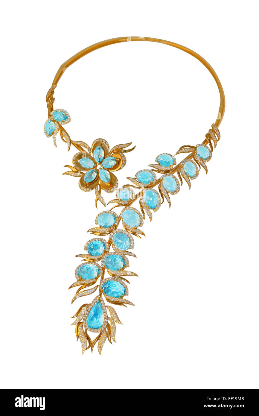 Collana dorata con topazi e diamanti isolato su uno sfondo bianco Foto Stock