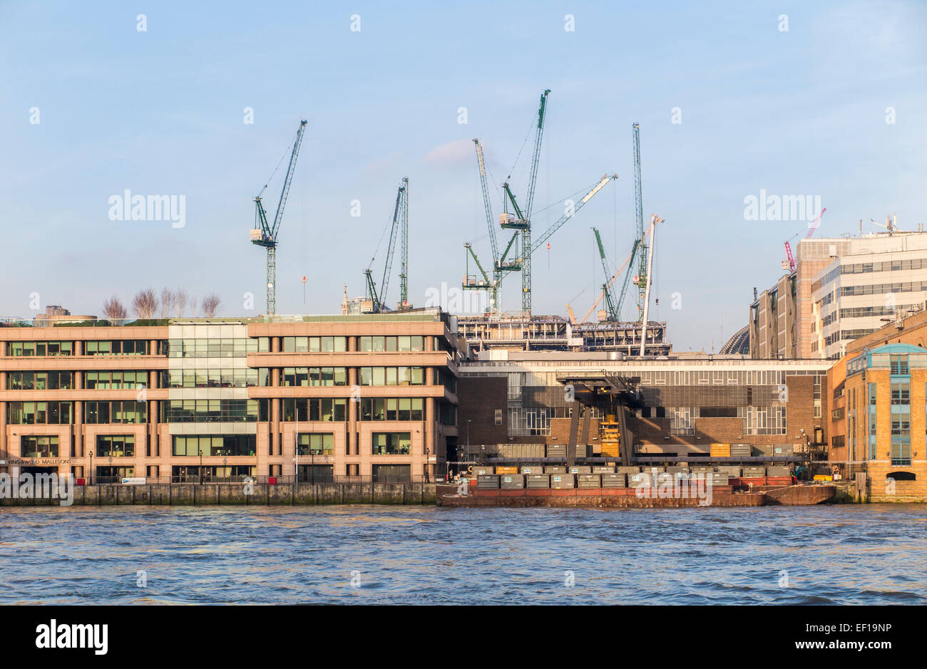 Vista di Stanhope gru a torre nello skyline di Londra sul posto di Bloomberg sito di sviluppo, City of London, EC4 attraverso Vintners luogo e Thames Foto Stock