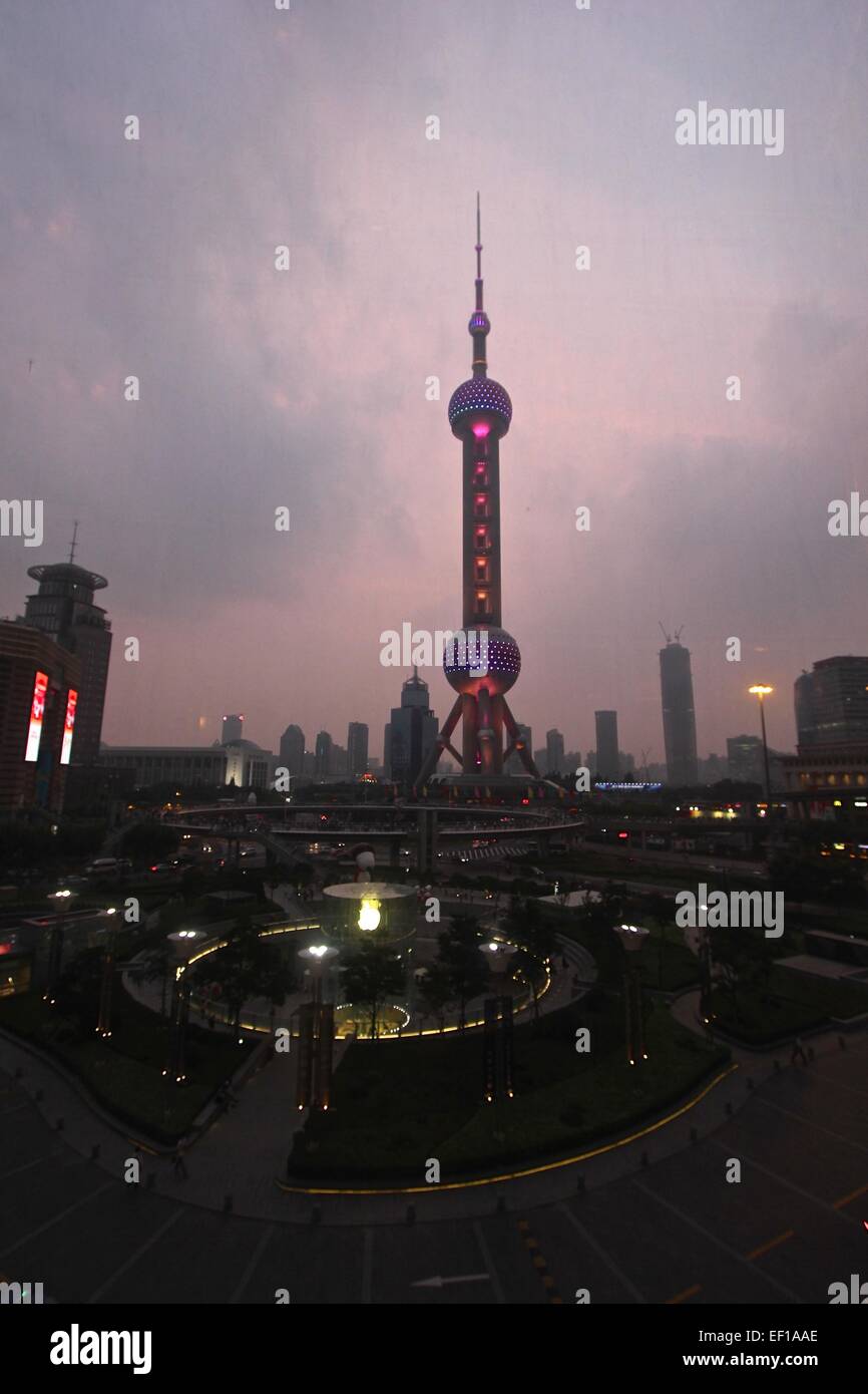 Pearl Tower al tramonto, Pudong, Financial District Shanghai, Cina Foto Stock
