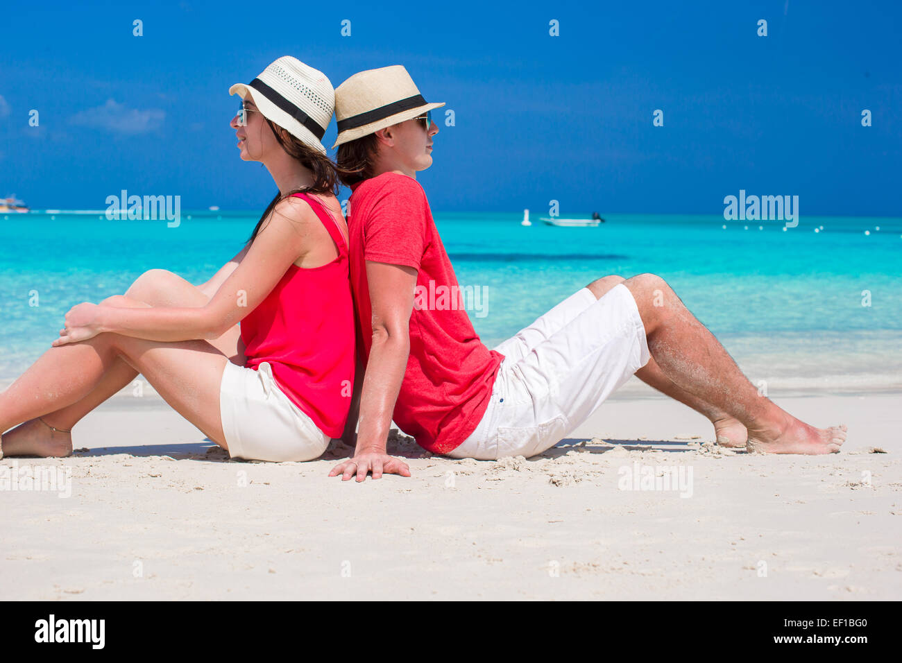 Felice coppia giovane sulla tropicale spiaggia bianca Foto Stock