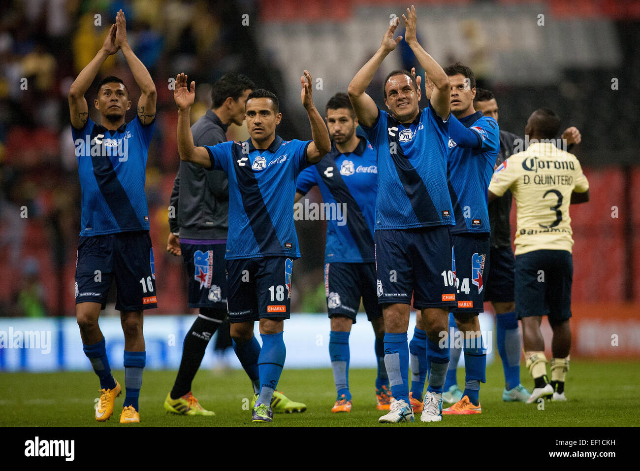 Città del Messico. 24 gen 2015. Puebla i giocatori di reagire dopo la partita contro l'America al torneo di chiusura 2015 del campionato MX presso lo Stadio Azteca a Città del Messico il 24 gennaio, 2015. © Pedro Mera/Xinhua/Alamy Live News Foto Stock