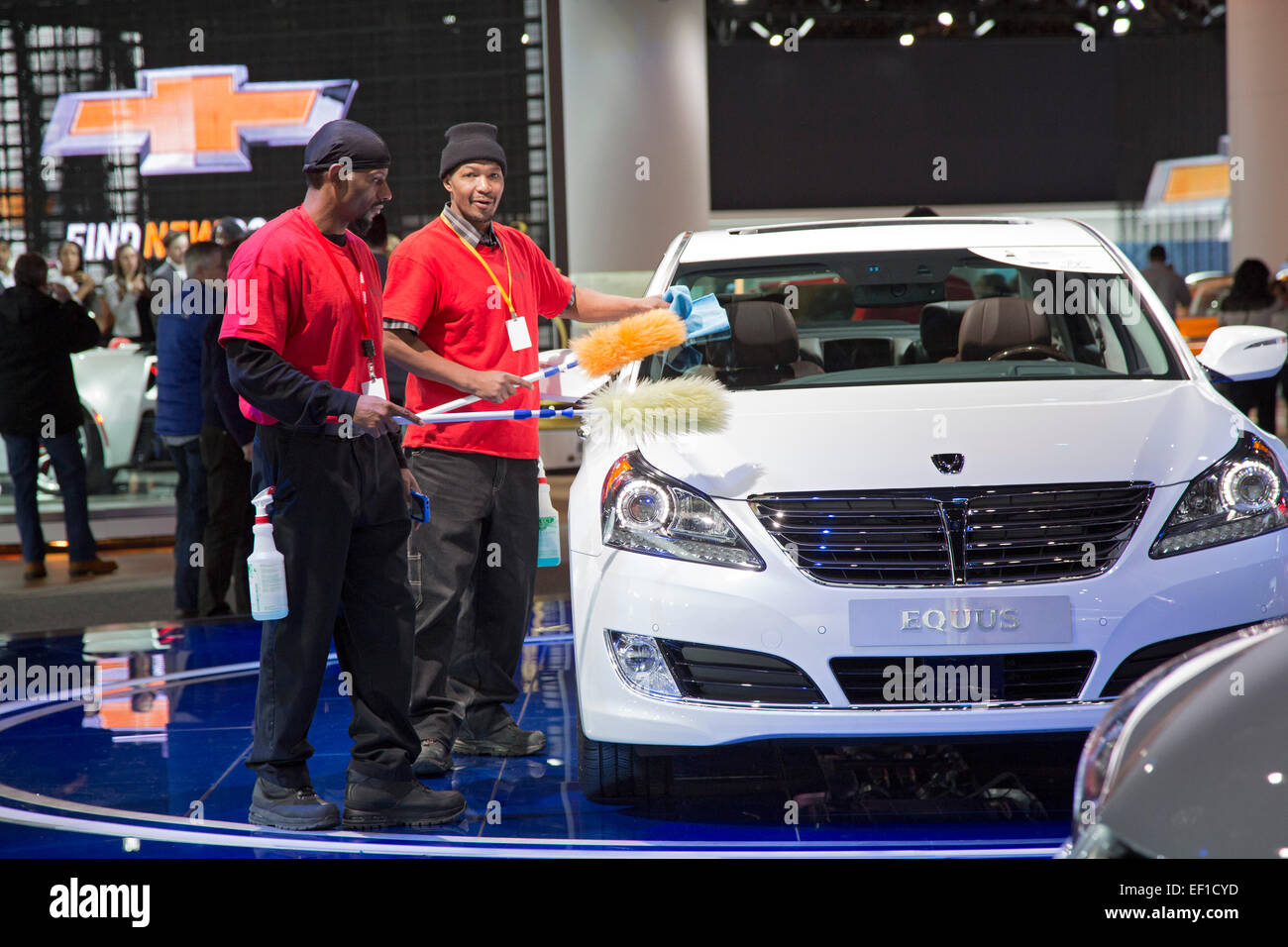 Detroit, Michigan - Lavoratori polacco un auto sul display al North American International Auto Show. Foto Stock