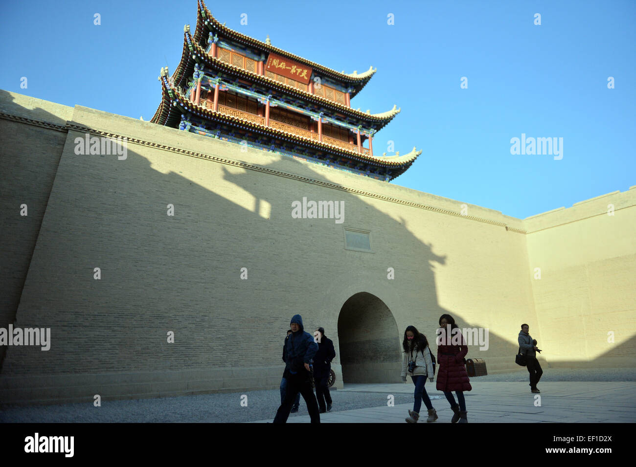 Jiayuguan, la Cina della provincia di Gansu. 24 gen 2015. Turisti visitano il Passo Jiayu Jiayuguan in città, a nord-ovest della Cina di Provincia di Gansu, Gennaio 24, 2015. La Cina ha versato 2,03 miliardi di yuan (circa 328 milioni di dollari USA) nel mantenere il Passo Jiayu, compresa la costruzione di un mondo di cultura patrimonio centro di ispezione e una protezione del patrimonio e il progetto di visualizzazione a partire dal 2011. La maggior parte del progetto di manutenzione è stata terminata. © Peishen ventola/Xinhua/Alamy Live News Foto Stock