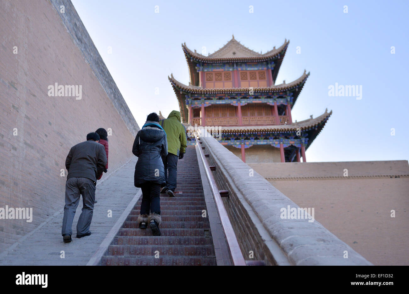 Jiayuguan, la Cina della provincia di Gansu. 24 gen 2015. Turisti visitano il Passo Jiayu Jiayuguan in città, a nord-ovest della Cina di Provincia di Gansu, Gennaio 24, 2015. La Cina ha versato 2,03 miliardi di yuan (circa 328 milioni di dollari USA) nel mantenere il Passo Jiayu, compresa la costruzione di un mondo di cultura patrimonio centro di ispezione e una protezione del patrimonio e il progetto di visualizzazione a partire dal 2011. La maggior parte del progetto di manutenzione è stata terminata. © Peishen ventola/Xinhua/Alamy Live News Foto Stock