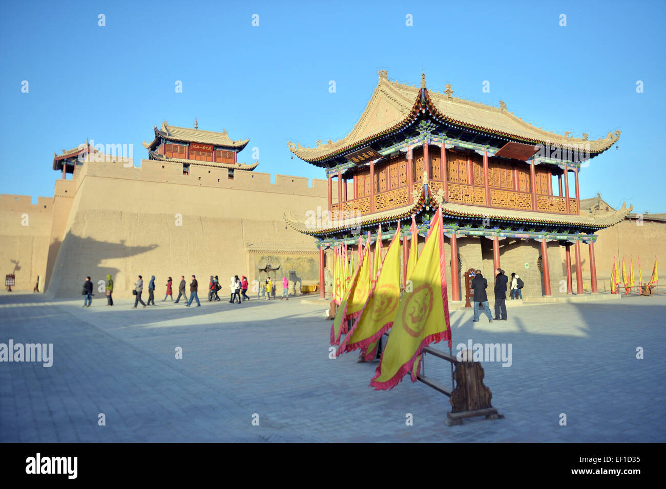 Jiayuguan, la Cina della provincia di Gansu. 24 gen 2015. Turisti visitano il Passo Jiayu Jiayuguan in città, a nord-ovest della Cina di Provincia di Gansu, Gennaio 24, 2015. La Cina ha versato 2,03 miliardi di yuan (circa 328 milioni di dollari USA) nel mantenere il Passo Jiayu, compresa la costruzione di un mondo di cultura patrimonio centro di ispezione e una protezione del patrimonio e il progetto di visualizzazione a partire dal 2011. La maggior parte del progetto di manutenzione è stata terminata. © Peishen ventola/Xinhua/Alamy Live News Foto Stock