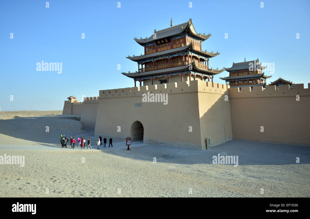 Jiayuguan, la Cina della provincia di Gansu. 24 gen 2015. Turisti visitano il Passo Jiayu Jiayuguan in città, a nord-ovest della Cina di Provincia di Gansu, Gennaio 24, 2015. La Cina ha versato 2,03 miliardi di yuan (circa 328 milioni di dollari USA) nel mantenere il Passo Jiayu, compresa la costruzione di un mondo di cultura patrimonio centro di ispezione e una protezione del patrimonio e il progetto di visualizzazione a partire dal 2011. La maggior parte del progetto di manutenzione è stata terminata. © Peishen ventola/Xinhua/Alamy Live News Foto Stock