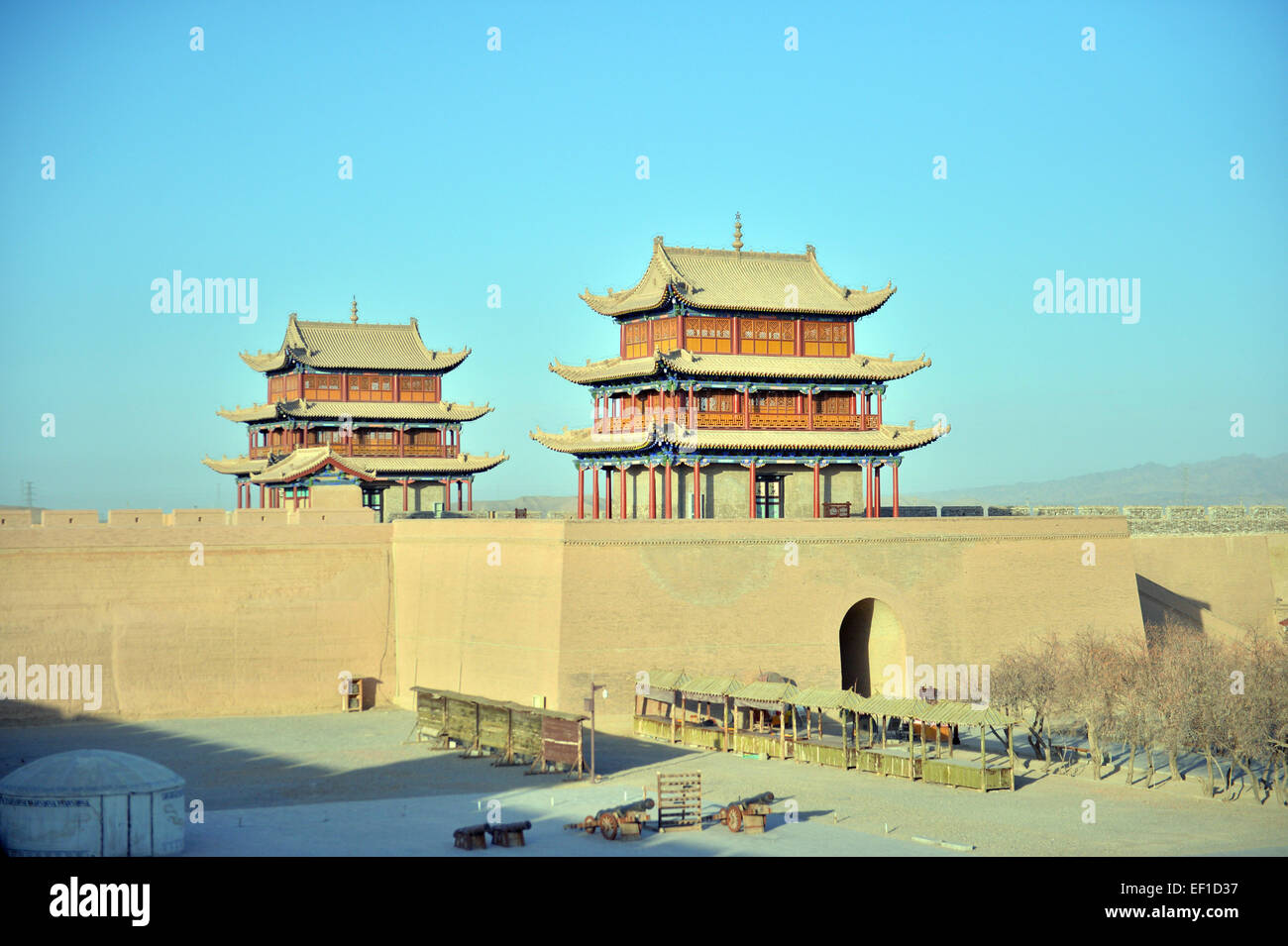 Jiayuguan. 24 gen 2015. Foto scattata a gennaio 24, 2015 mostra il Passo Jiayu Jiayuguan in città, a nord-ovest della Cina di Provincia di Gansu. La Cina ha versato 2,03 miliardi di yuan (circa 328 milioni di dollari USA) nel mantenere il Passo Jiayu, compresa la costruzione di un mondo di cultura patrimonio centro di ispezione e una protezione del patrimonio e il progetto di visualizzazione a partire dal 2011. La maggior parte del progetto di manutenzione è stata terminata. © Peishen ventola/Xinhua/Alamy Live News Foto Stock