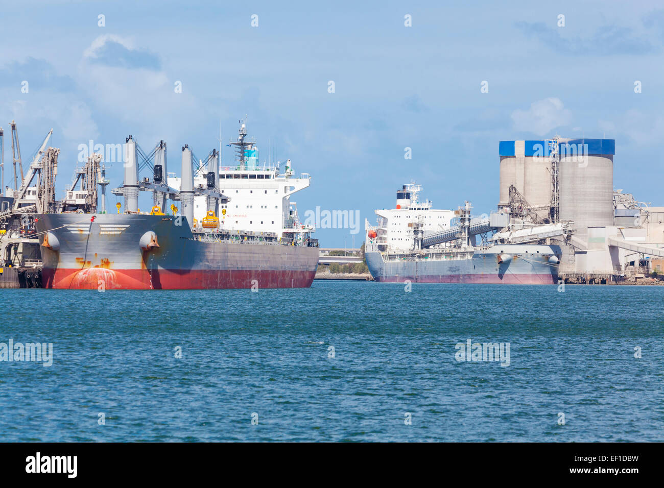 Le navi da carico scarico presso un porto Foto Stock