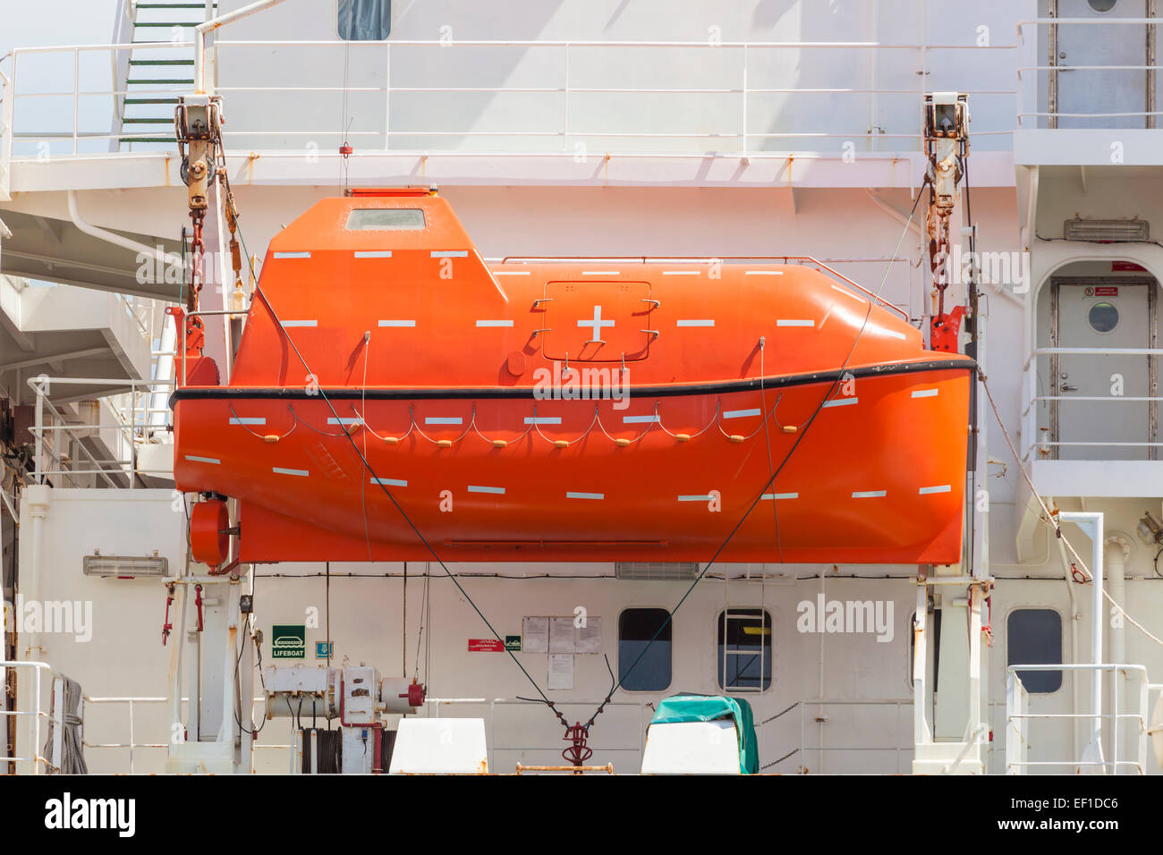 Completamente racchiuso scialuppa di salvataggio su una nave da carico Foto Stock