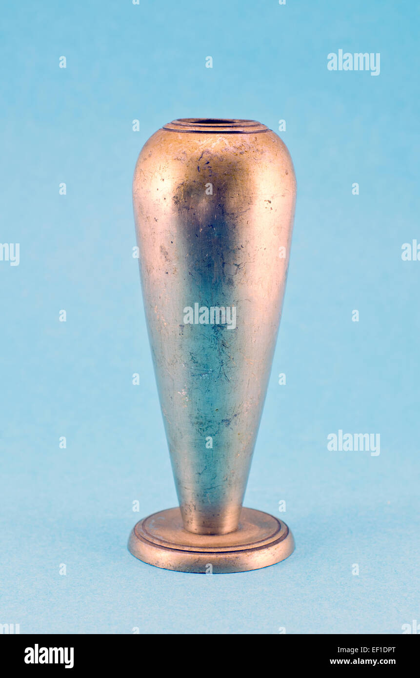 Vintage ornamentali in metallo argento calice da vino cup su sfondo blu Foto Stock