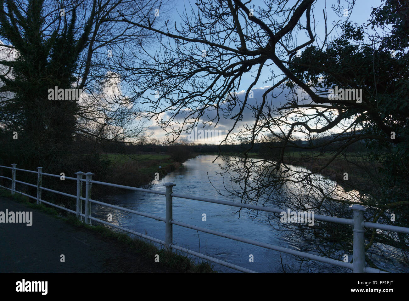 Una vista da un ponte sul fiume Itchen in Winchester, Hampshire Foto Stock