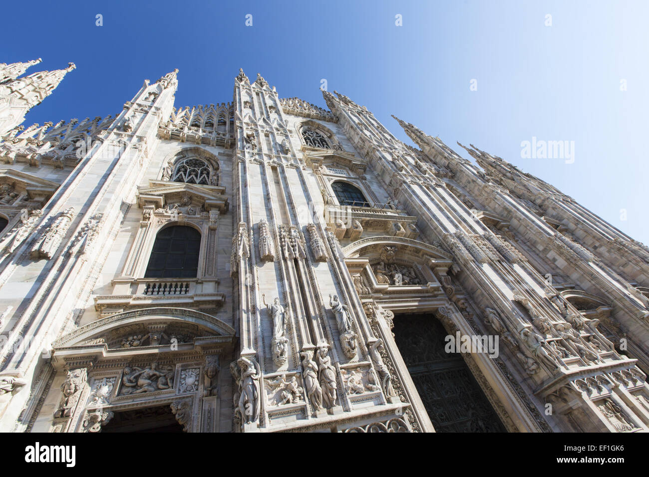 Duomo di Milano - la cattedrale gotica ha preso quasi sei secoli per completare. È il quinto più grande cattedrale del mondo e Foto Stock
