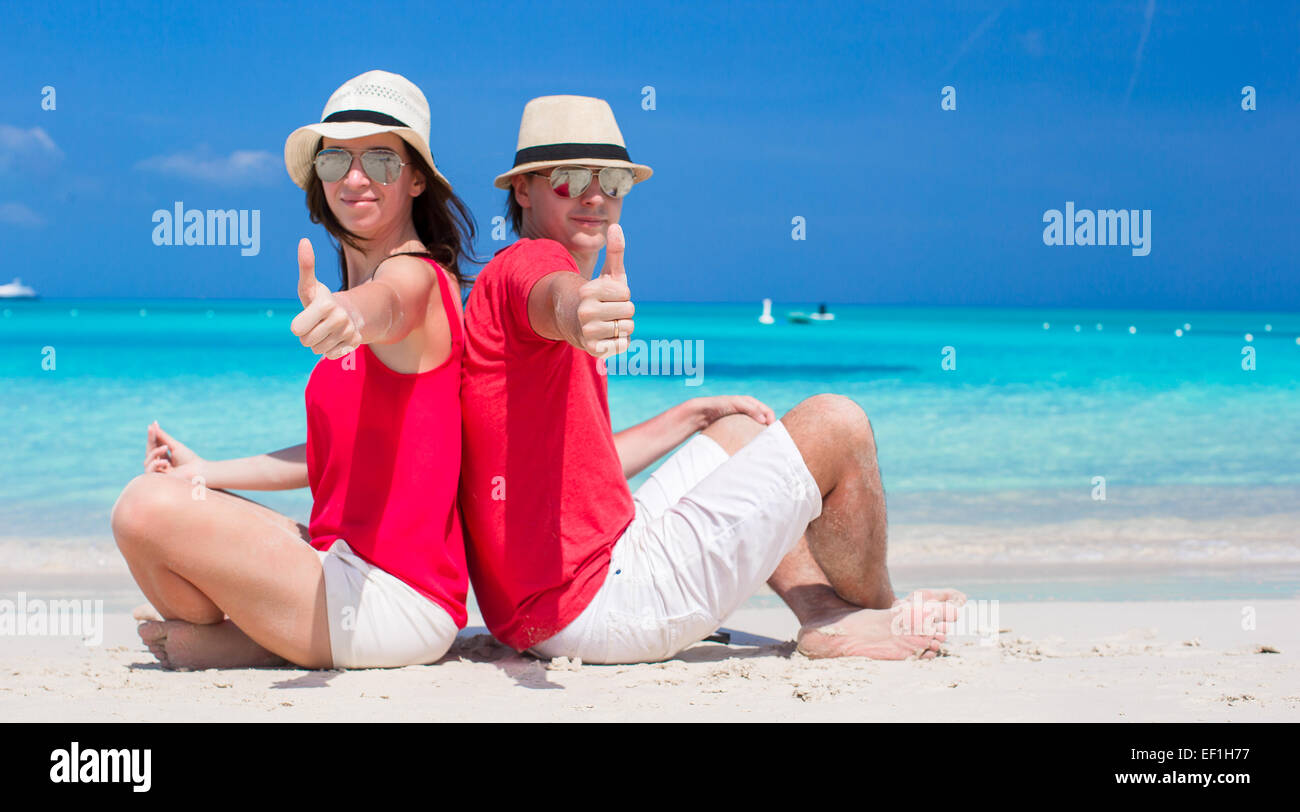 Felice coppia giovane sulla tropicale spiaggia bianca Foto Stock